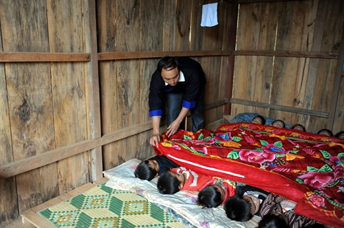 លោកគ្រូ គឺអា យ៉ាង ថែទាំប្អូនៗតាំងពីការចូលដំណេក លោកគ្រូ គឺអា យ៉ាង ថែទាំប្អូនៗតាំងពីការចូលដំណេក