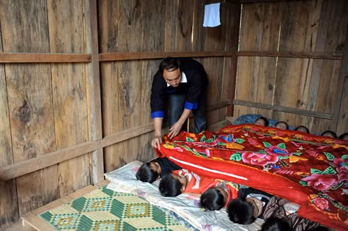 លោកគ្រូ គឺអា យ៉ាង ថែទាំប្អូនៗតាំងពីការចូលដំណេក