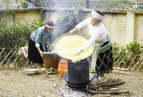 ប្រលងធើ្វមុខមូ្ហប មែន៉ម៉ែន (ម៉្សៅពោតចំហុយ - បាយរបស់ជនជាតិ ម៉ុង) ប្រលងធើ្វមុខមូ្ហប មែន៉ម៉ែន (ម៉្សៅពោតចំហុយ - បាយរបស់ជនជាតិ ម៉ុង)