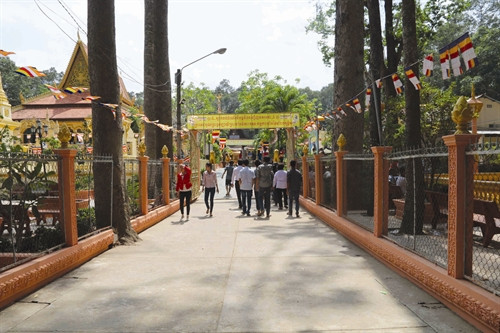 វត្តអង្គ តែងទាក់ទាញភ្ញៀវទេសចរណ៍យ៉ាងច្រើនកុះករមកគោរពបូជានិងទស្សនា វត្តអង្គ តែងទាក់ទាញភ្ញៀវទេសចរណ៍យ៉ាងច្រើនកុះករមកគោរពបូជានិងទស្សនា