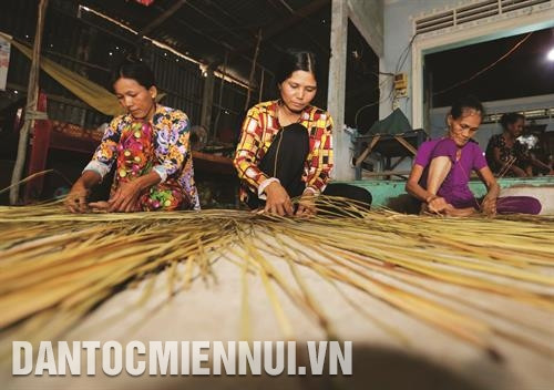 សហករណ៍ ក-បាង នៅភូមិ ត្រាផត ឃុំ ភូ - មី បច្ចុប្បន្នមានជាង ២០ សមាជិក មួយខែៗ អាចនឹងផលិតបានរាប់ពាន់ផលិតផលគ្រប់ប្រភេទ