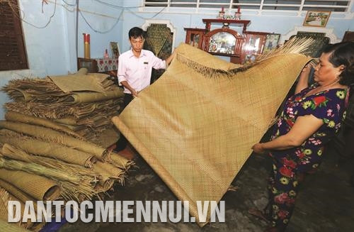 បន្ទាប់ពីបានច្រូតកាត់ពីបណ្តាស្រែលិចទឹកប្រៃ ចចូតត្រូវបានដឹកជញ្ជូនដោយទូកទៅកាន់បណ្តាសិប្បកម្មផលិតចេញជាផលិតផលប្រើប្រាស់ប្រចាំថ្ងៃនិងផលិតផល វិចិត្រសិល្បៈពីដើមចចូតនៅឃុំ ភូ - មី ដំណាក់កាលហាលសម្ងួតចចូត ផលិតផលដែលធ្វើពីដើមចចូតភាគច្រើនគឺកន្ទេលក្រហម កន្ទេលចចូត ធ្នើរដាក់អីវ៉ាន់ កាបូប មួក។ល។ ការកៀបច្រៀកចចូតជាសរសៃស្តើង