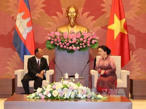 នារសៀលថ្ងៃទី ២៣ ខែ មិថុនា ឆ្នាំ ២០១៧ ប្រធានរដ្ឋសភា លោកស្រី ង្វៀន ធីគីមង៉ឹន អញ្ជើញទទួលជួបសវនាការជាមួយនឹងប្រធានរដ្ឋសភានៃព្រះរាជាណាចក្រ កម្ពុជា សម្តេច ហេង សំរិន ដែលអញ្ជើញបំពេញទស្សនកិច្ចមិត្តភាពជាផ្លូវការនៅវៀតណាម ពីថ្ងៃទី ២៣ ដល់ង្ងៃទី ២៦ ខែ មិថុនា ឆ្នាំ ២០១៧។ រូបថត៖ ទីភ្នាក់ងារព័ត៌មានវៀតណាម