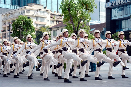 ប្លុកកងកម្លាំងប្រដាប់អាវុធចូលរួមព្យុហយាត្រាយោធារំលឹកអនុស្សាវរីយ៍ខួបគម្រប់ ៤០ ឆ្នាំនៃទិវារំដោះភូមិភាគខាងត្បូង បង្រួបបង្រួមប្រទេសជាតិ។ រូបថត៖ ទីភ្នាក់ងាព័ត៌មាន វៀតណាម ប្លុកកងកម្លាំងប្រដាប់អាវុធចូលរួមព្យុហយាត្រាយោធារំលឹកអនុស្សាវរីយ៍ខួបគម្រប់ ៤០ ឆ្នាំនៃទិវារំដោះភូមិភាគខាងត្បូង បង្រួបបង្រួមប្រទេសជាតិ។ រូបថត៖ ទីភ្នាក់ងាព័ត៌មាន វៀតណាម