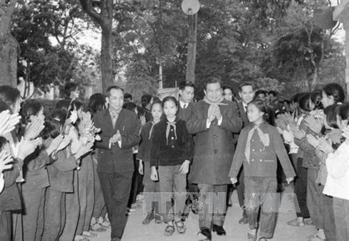 សម្តេចព្រះប្រមុខរដ្ឋនៃព្រះរាជាណាចក្រកម្ពុជា នរោត្តម សីហនុ យាងទស្សនាក្លឹបយុវវ័យ ហាណូយ ក្នុងដំណើរទស្សនកិច្ចជាផ្លូវការនៅប្រទេស វៀតណាម ថ្ងៃទី ២៦ ខែ មករា ដល់ ថ្ងៃទី ០៩ ខែ កុម្ភៈ ឆ្នាំ ១៩៧១។ រូបថត៖ ឯកសារទីភ្នាក់ងារព័ត៌មានវៀតណាម