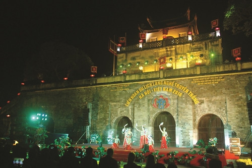 ពិធីមហោស្រពទេសចរណ៍ភូមិរបរប្រពៃណី ហាណូយ - វៀតណាម ឆ្នាំ ២០១៦ កំពុងតែជាជំហាន ៗ ក្លាយទៅជាព្រឹត្តិការណ៍ទេសចរណ៍វប្បធម៌ដ៏ទាក់ទាញហើបានរីកសុសសាយលើទូទាំងប្រទេស