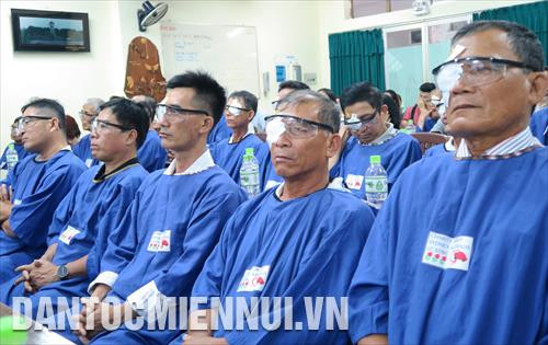 អ្នកជំងឺក្រីក្រទាំងឡាយបន្ទាប់ពីបានវះកាត់ភ្នែកឥតគិតថ្លៃដោយកម្មវិធីនៃសមាគមគាំពារអ្នកជំងឺក្រីក្រនៅទីក្រុង ហូជីមិញ