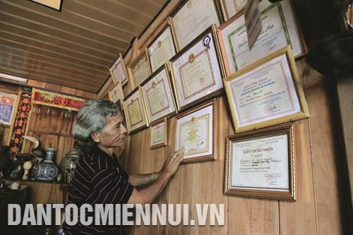 ចាស់ភូមិ បហ៍-រៀវប៉ូ បានលះបង់នូវទឹកចិត្តដ៏ស្មោះស្ម័គ្រក្នុងការបង្ហាត់បង្រៀនចម្លាក់អោយជំនាន់យុវវ័យជនជាតិ កឺទូ។ រូបថត៖ ណាមសឿង ចាស់ភូមិ បហ៍-រៀវប៉ូ ជាមួយនឹងវណ្ណកម្មចម្លាក់ដែលបានតុបតែងនៅផ្ទះ ហ្គឿល ភូមិ អា-រើហ៍ ឃុំ ឡាំង ស្រុក តីយ៉ាង។ រូបថត៖ ណាមសឿង ចាស់ភូមិ បហ៍-រៀវប៉ូ បានទទួលប័ណ្ណសរសើរនិងលិខិតសរសើរជាច្រើននៃស្រុក តីយ៉ាង និងខេត្ត ក្វាងណាម ដោយការរួមវិភាគទានក្នុងការអភិរក្សរក្សាវប្បធម៌ប្រពៃណីរបស់ជនជាតិ កឺទូ។ រូបថត៖ ណាមសឿង ចាស់ភូមិ បហ៍-រៀវប៉ូ បានលះបង់នូវទឹកចិត្តដ៏ស្មោះស្ម័គ្រក្នុងការបង្ហាត់បង្រៀនចម្លាក់អោយជំនាន់យុវវ័យជនជាតិ កឺទូ។ រូបថត៖ ណាមសឿង ចាស់ភូមិ បហ៍-រៀវប៉ូ ជាមួយនឹងវណ្ណកម្មចម្លាក់ដែលបានតុបតែងនៅផ្ទះ ហ្គឿល ភូមិ អា-រើហ៍ ឃុំ ឡាំង ស្រុក តីយ៉ាង។ រូបថត៖ ណាមសឿង ចាស់ភូមិ បហ៍-រៀវប៉ូ បានទទួលប័ណ្ណសរសើរនិងលិខិតសរសើរជាច្រើននៃស្រុក តីយ៉ាង និងខេត្ត ក្វាងណាម ដោយការរួមវិភាគទានក្នុងការអភិរក្សរក្សាវប្បធម៌ប្រពៃណីរបស់ជនជាតិ កឺទូ។ រូបថត៖ ណាមសឿង