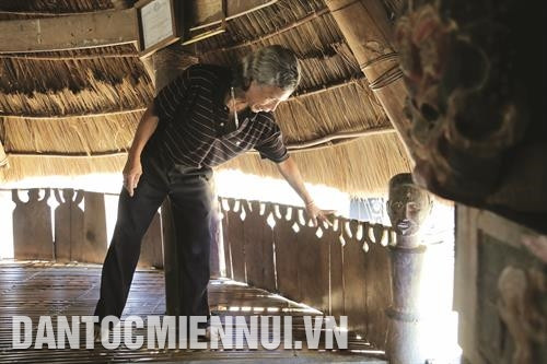 ចាស់ភូមិ បហ៍-រៀវប៉ូ បានលះបង់នូវទឹកចិត្តដ៏ស្មោះស្ម័គ្រក្នុងការបង្ហាត់បង្រៀនចម្លាក់អោយជំនាន់យុវវ័យជនជាតិ កឺទូ។ រូបថត៖ ណាមសឿង ចាស់ភូមិ បហ៍-រៀវប៉ូ ជាមួយនឹងវណ្ណកម្មចម្លាក់ដែលបានតុបតែងនៅផ្ទះ ហ្គឿល ភូមិ អា-រើហ៍ ឃុំ ឡាំង ស្រុក តីយ៉ាង។ រូបថត៖ ណាមសឿង ចាស់ភូមិ បហ៍-រៀវប៉ូ បានទទួលប័ណ្ណសរសើរនិងលិខិតសរសើរជាច្រើននៃស្រុក តីយ៉ាង និងខេត្ត ក្វាងណាម ដោយការរួមវិភាគទានក្នុងការអភិរក្សរក្សាវប្បធម៌ប្រពៃណីរបស់ជនជាតិ កឺទូ។ រូបថត៖ ណាមសឿង ចាស់ភូមិ បហ៍-រៀវប៉ូ បានលះបង់នូវទឹកចិត្តដ៏ស្មោះស្ម័គ្រក្នុងការបង្ហាត់បង្រៀនចម្លាក់អោយជំនាន់យុវវ័យជនជាតិ កឺទូ។ រូបថត៖ ណាមសឿង ចាស់ភូមិ បហ៍-រៀវប៉ូ ជាមួយនឹងវណ្ណកម្មចម្លាក់ដែលបានតុបតែងនៅផ្ទះ ហ្គឿល ភូមិ អា-រើហ៍ ឃុំ ឡាំង ស្រុក តីយ៉ាង។ រូបថត៖ ណាមសឿង ចាស់ភូមិ បហ៍-រៀវប៉ូ បានទទួលប័ណ្ណសរសើរនិងលិខិតសរសើរជាច្រើននៃស្រុក តីយ៉ាង និងខេត្ត ក្វាងណាម ដោយការរួមវិភាគទានក្នុងការអភិរក្សរក្សាវប្បធម៌ប្រពៃណីរបស់ជនជាតិ កឺទូ។ រូបថត៖ ណាមសឿង