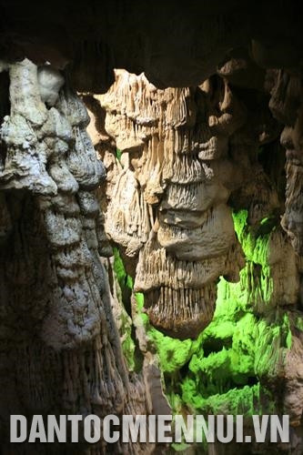 ស្ថិតនៅប៉ែកខាងជើងនៃកោះ ដូវហ្គោ ត្រូវបានរកឃើញនៅឆ្នាំ ១៩៩៣ គុហា ធៀនគុង មានប្រព័ន្ធនិចុតសិលាដ៏សភ្លឺ ចាំងពន្លឺព្រិចៗ បណ្តាផ្ទាំងថ្មក្នុងគុហា ធៀនគុង