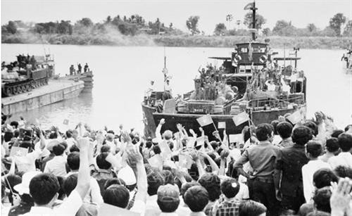 ប្រជាជនរាជធានី ភ្នំពេញ រាប់ពាន់នាក់អាឡោះអាល័យជូនដំណើរយុទ្ធជន អង្គភាពទ័ពលេខ ៤ - កងពល គឺវឡុង នៃកងទ័ពស្ម័គ្រចិត្ត វៀតណាម បំពេញ កាតព្វកិច្ចអន្តរជាតិរួចរាល់ចេញដំណើរវិលត្រឡប់មកមាតុប្រទេសនាព្រឹកថ្ងៃ ទី ០២ ខែ ឧសភា ឆ្នាំ ១៩៨៣ ។ រូបថត៖ ទីភ្នាក់ងារព័ត៌មានវៀតណាម