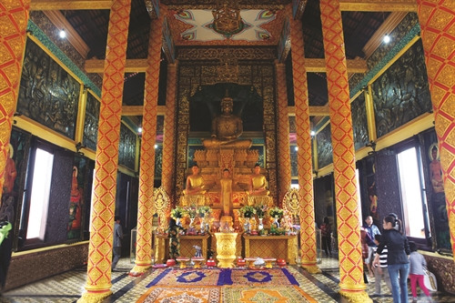 ព្រះវិហារនៃវត្តខ្មែរនៅភូមិវប្បធម៌ - ទេសចរណ៍បណ្តាជនជាតិ វៀតណាមត្រូវបានសិប្បករ លីលេត កសាងដោយយកចិត្តទុកដាក់តាំងពីការងារដ៏ល្អិតល្អន់បំផុត ព្រះវិហារនៃវត្តខ្មែរនៅភូមិវប្បធម៌ - ទេសចរណ៍បណ្តាជនជាតិ វៀតណាមត្រូវបានសិប្បករ លីលេត កសាងដោយយកចិត្តទុកដាក់តាំងពីការងារដ៏ល្អិតល្អន់បំផុត