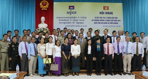 ប្រតិភូនៃខេត្តទាំងពីរ កណ្ដាល (កម្ពុជា) និង អានយ៉ាង (វៀតណាម) អញ្ជើញថតរូបទុកជាអនុស្សាវរីយ៍ បន្ទាប់ពីពិធីចុះហត្ថលេខា។ រូបថត៖ កុងម៉ាវ - ទីភ្នាក់ងារព័ត៌មាន វៀតណាម