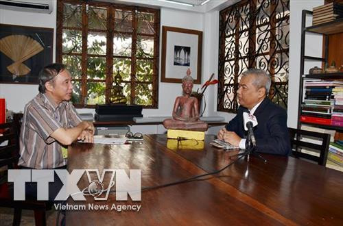 នាយកមជ្ឈមណ្ឌលឯកសារកម្ពុជា ឆាំង យុ(ខាងស្តាំ) ផ្ដល់ បទសម្ភាសដល់អ្នកយកព័ត៌មាននៃទីភ្នាក់ងារព័ត៌មានវៀតណាម ប្រចាំការនៅ កម្ពុជា។ រូបថត៖ ទីភ្នាក់ងារព័ត៌មានវៀតណាម នាយកមជ្ឈមណ្ឌលឯកសារកម្ពុជា ឆាំង យុ(ខាងស្តាំ) ផ្ដល់ បទសម្ភាសដល់អ្នកយកព័ត៌មាននៃទីភ្នាក់ងារព័ត៌មានវៀតណាម ប្រចាំការនៅ កម្ពុជា។ រូបថត៖ ទីភ្នាក់ងារព័ត៌មានវៀតណាម