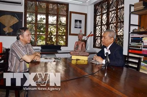 នាយកមជ្ឈមណ្ឌលឯកសារកម្ពុជា ឆាំង យុ(ខាងស្តាំ) ផ្ដល់ បទសម្ភាសដល់អ្នកយកព័ត៌មាននៃទីភ្នាក់ងារព័ត៌មានវៀតណាម ប្រចាំការនៅ កម្ពុជា។ រូបថត៖ ទីភ្នាក់ងារព័ត៌មានវៀតណាម