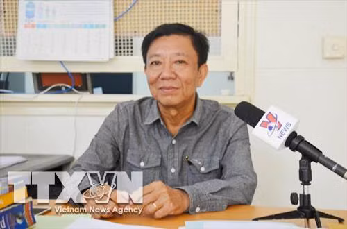 អ្នកកាសែត កែវ ច័ន្ទតារា អគ្គនាយករងនៃទីភ្នាក់ងារព័ត៌មានកម្ពុជា (AKP) អញ្ជើញ ផ្ដល់បទសម្ភាសដល់អ្នកយកព័ត៌មាននៃទីភ្នាក់ងារព័ត៌មានវៀតណាមប្រចាំ នៅ កម្ពុជា។ រូបថត៖ ទីភ្នាក់ងារព័ត៌មានវៀតណាម