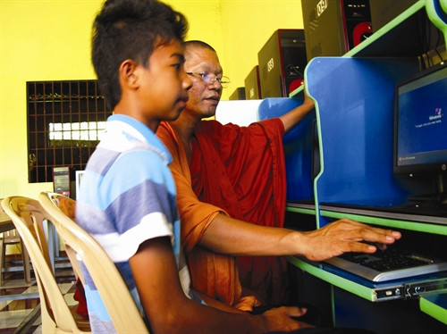 ប៉ុន្មានឆ្នាំថ្មីៗនេះ ព្រះតេជគុណចៅហាក់ បានបើកថ្នាក់បង្រៀនកុំព្យូទ័រដោយឥតគិត ថ្លៃជាចើ្រន