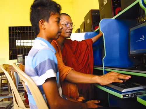 ប៉ុន្មានឆ្នាំថ្មីៗនេះ ព្រះតេជគុណចៅហាក់ បានបើកថ្នាក់បង្រៀនកុំព្យូទ័រដោយឥតគិត ថ្លៃជាចើ្រន