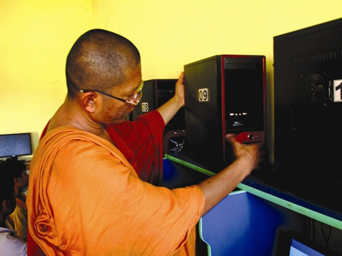 ព្រះតេជគុណ ចៅហាក់ ជួសជុលម៉ាស៊ីនកុំព្យូទ័ររបស់ថ្នាក់រៀនដោយអង្គឯងផ្ទាល់