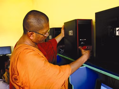 ព្រះតេជគុណ ចៅហាក់ ជួសជុលម៉ាស៊ីនកុំព្យូទ័ររបស់ថ្នាក់រៀនដោយអង្គឯងផ្ទាល់