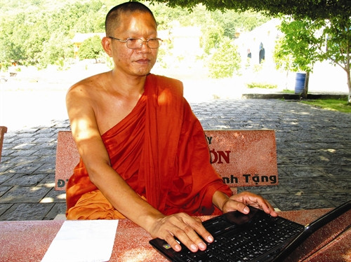 ព្រះតេជគុណ ចៅហាក់ សិក្សាស្រាវជ្រាវបណ្ដាផ្នែកទន់អនុវត្តមុនពេលណែនាំអោយសិក្ខាកាម