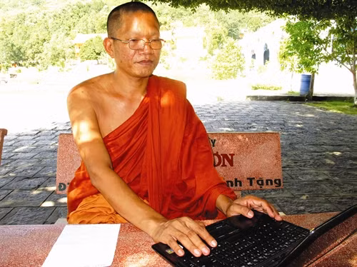 ព្រះតេជគុណ ចៅហាក់ សិក្សាស្រាវជ្រាវបណ្ដាផ្នែកទន់អនុវត្តមុនពេលណែនាំអោយសិក្ខាកាម