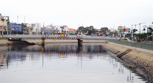 ប្រជាជនជាង ១,២ លាននាក់បានទទួលផលផ្ទាល់តាមរយៈការកសាងស្ពានឆ្លងកាត់ព្រែកចំនួន ១៣ ខ្សែ តំឡើងថ្នាក់ ជួសជុលសំណង់សុខាភិបាលចំនួន ១៩ កសាងថ្មីសាលារៀន ចំនួន ៤ ខ្នង។ល។