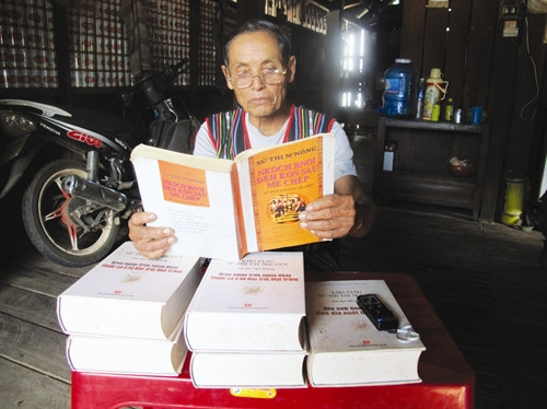 ក្រៅពីពេលទៅធ្វើចំការ អោយតែមានពេលទំនេរគឺសិល្បៈករ ឌៀវគ្លុង ក៏រំលឹកសាឡើងវិញនូវបណ្តាវណ្ណកម្មវីរកថា ម៉្នុង