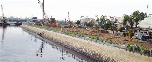 ព្រែក តឹនហ្វា - ឡហ្គូម មានមុខងារនាំទឹកភ្លៀងនិងទឹកសំណល់តភ្ជាប់ជាមួយព្រែក តៅហ៊ូ - បេនង៉ែ សម្របចូលទៅកុ្នងទន្លេសាយហ្គន