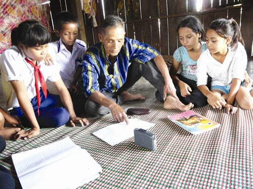 សិល្បៈករ ឌៀវគ្លុង បន្តបង្ហាត់បង្រៀនរបៀបច្រៀងនិទានវីរកថា ម៉្នុង ដល់ក្មួយៗ