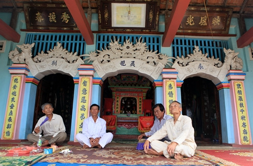 វត្ត អឹមលិញ ជាកន្លែងដែលប្រជា នេសាទមកបួងសួងមុនពេលចេញដំណើរទៅលំហ សមុទែ សុំអោយអារក្សទេវតានិងព្រលឹងនៃវីរៈកងជីវពលនៃកងនាវាចរណ៍ជួយ ទ្រទ្រង់ ការពារ ចំពោះរលកធំ ខ្យល់បោកបក់ខ្លាំង ហើយបានវិលត្រឡប់មកវិញដោយសុខ សន្តសុវត្ថិភាព