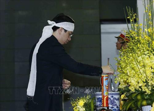 លោក ត្រឹនក្វឹន កូនប្រុសច្បងរបស់លោកប្រធានរដ្ឋ ត្រឹនដាយក្វាង អញ្ជើញអុជធូបជូនឪពុក។ រូបថត៖ ទីភ្នាក់ងារព័ត៌មានវៀតណាម ក្រុមគ្រួសារ សាច់ញាតិជីដូនជីតាទាំងសងខាងចូលរួមរំលែកទុក្ខចំពោះលោកប្រធានរដ្ឋ ត្រឹនដាយក្វាង។ រូបថត៖ ទីភ្នាក់ងារព័ត៌មានវៀតណាម