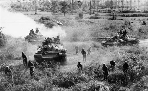 កងកម្លាំងប្រដាប់អាវុធបដិវត្តន៍កម្ពុជា និងកងទ័ពស្ម័គ្រចិត្តវៀតណាមសហការហ្វឹកហាត់ លើកកម្ពស់បច្ចេកទេសក្នុងការប្រយុទ្ធ។ រូបថត៖ ទីភ្នាក់ងារព័ត៌មានវៀតណាម