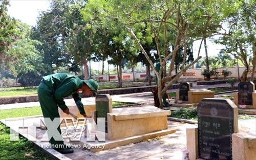 ទីបញ្ចុះធាតុរបស់យុទ្ធជននៃអង្គភាព ១២៥ កម្ពុជា នៅឃុំ ឡុងយ៉ាវ (ស្រុក កឹមមី ខេត្ត ដុងណាយ) តែងតែបានយុទ្ធជនកងទ័ព វៀតណាម ថែរក្សាអុជធូប។ រូបថត៖ ទីភ្នាក់ងារព័ត៌មានវៀតណាម