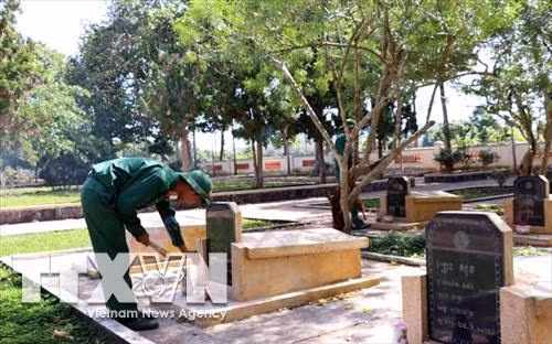 ទីបញ្ចុះធាតុរបស់យុទ្ធជននៃអង្គភាព ១២៥ កម្ពុជា នៅឃុំ ឡុងយ៉ាវ (ស្រុក កឹមមី ខេត្ត ដុងណាយ) តែងតែបានយុទ្ធជនកងទ័ព វៀតណាម ថែរក្សាអុជធូប។ រូបថត៖ ទីភ្នាក់ងារព័ត៌មានវៀតណាម
