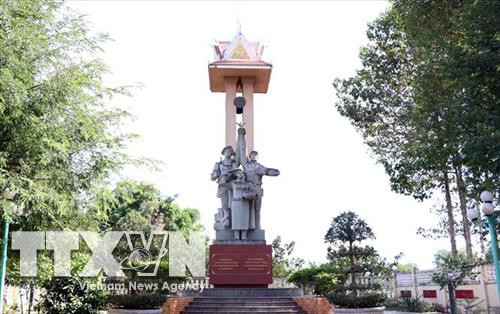 ស្ដូបរំលឹកវិញ្ញាណក្ខន្ធអង្គភាព ១២៥ កម្ពុជា (ឃុំ ឡុងយ៉ាវ ស្រុក កឹមមី ខេត្ត ដុងណាយ) ជាកន្លែងចងចាំមិនភ្លេចនូវចំណងមិត្តភាព សាមគ្គីភាពរវាង វៀតណាម -កម្ពុជា ក្នុងជ័យជម្នះពួក ប៉ុលពត។ រូបថត៖ ទីភា្នក់ងារព័ត៌មានវៀតណាម