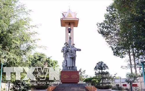 ស្ដូបរំលឹកវិញ្ញាណក្ខន្ធអង្គភាព ១២៥ កម្ពុជា (ឃុំ ឡុងយ៉ាវ ស្រុក កឹមមី ខេត្ត ដុងណាយ) ជាកន្លែងចងចាំមិនភ្លេចនូវចំណងមិត្តភាព សាមគ្គីភាពរវាង វៀតណាម -កម្ពុជា ក្នុងជ័យជម្នះពួក ប៉ុលពត។ រូបថត៖ ទីភា្នក់ងារព័ត៌មានវៀតណាម