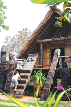 អាកយ៉្ហុង "ភូមិនៅកណ្តាលក្រុង"