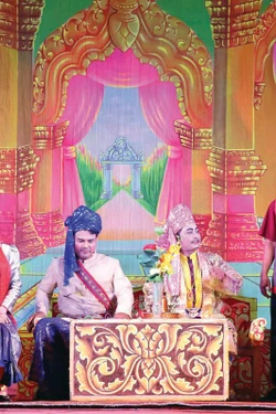 ឈុតឆាកដកស្រង់ចេញពីល្ខោនយូកេ "រឿងវាសនាចៅស្រទបចេក" សម្តែងដោយក្រុមសិល្បៈ ខ្មែរ រស្មីប្រទីបបម្រើបងប្អូនជនជាតិ ខ្មែរ នៅភូមិ បឹងរ៉ាយ ឃុំ ហាមតឹន ស្រុក ថ្កូវ ខេត្ត ត្រាវិញ