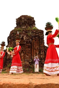 របាំ ចាម្ប៍ ធ្វើឱ្យលម្ហប្រាសាទបុរាណរស់រានឡើងវិញ