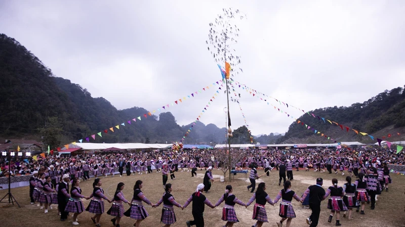 បងប្អូនជនជាតិ ម៉ុង កាន់ដៃគ្នាជារង្វង់ធំហើយរាំតាមចង្វាក់គែន។