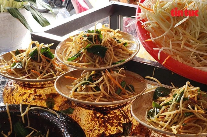 បុកល្ហុងជាអាហារមួយមុខយ៉ាងពេញនិយមរបស់បងប្អូនជនជាតិ ខ្មែរ ដោយមានរសជាតិដិតនៃល្បាយទឹកកាពិប្រហុកកូរជាមួយស្ករត្នោតក្តៅឧណ្ហៗយ៉ាងឈ្ងុយ រួមជាមួយនឹងរសជាតិហឹរ និងជូរអែមធ្វើឲ្យអតិថិជន​ពេញចិត្តមួយ​ទំហឹងតែម្តង។