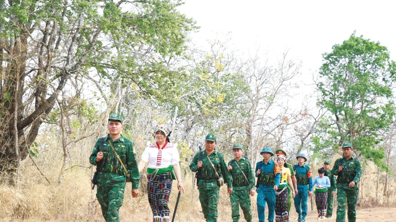 កងកម្លាំងនគរបាល កងសេនាជនស្វ័យការពារ និងប្រជាជនឃុំព្រំដែន អៀឡូប (ខេត្ត ដាក់ឡាក់) សហការជាមួយនឹងប៉ុស្តិ៍ការពារព្រំដែន អ៊ាអាហ្លែវ ល្បាត ត្រួតពិនិត្យព្រំដែន។