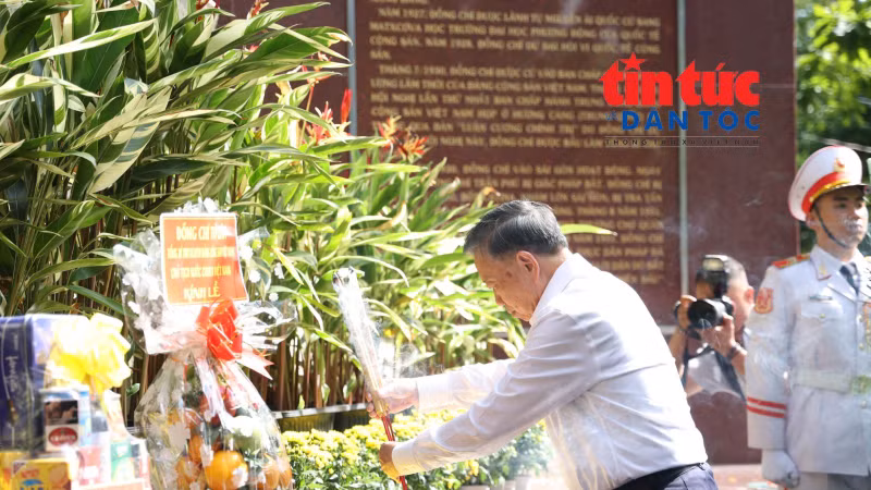 លោកអគ្គលេខាបក្ស ប្រធានរដ្ឋ តូឡឹម អញ្ជើញអុជធូប ត្រួតពិនិត្យការងារស្វែងរកអដ្ឋិធាតុយុទ្ធជនពលី