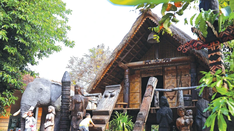 អាកយ៉្ហុង "ភូមិនៅកណ្តាលក្រុង"