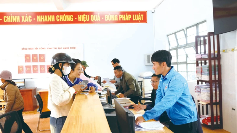 យុវជនស្ម័គ្រចិត្ដជួយប្រជាជនដែលអញ្ជើញមកធ្វើបែបបទនៅមជ្ឈមណ្ឌលសេវារដ្ឋបាលសាធារណៈឃុំ ឡាកយឿង ខេត្ត ឡឹមដុង