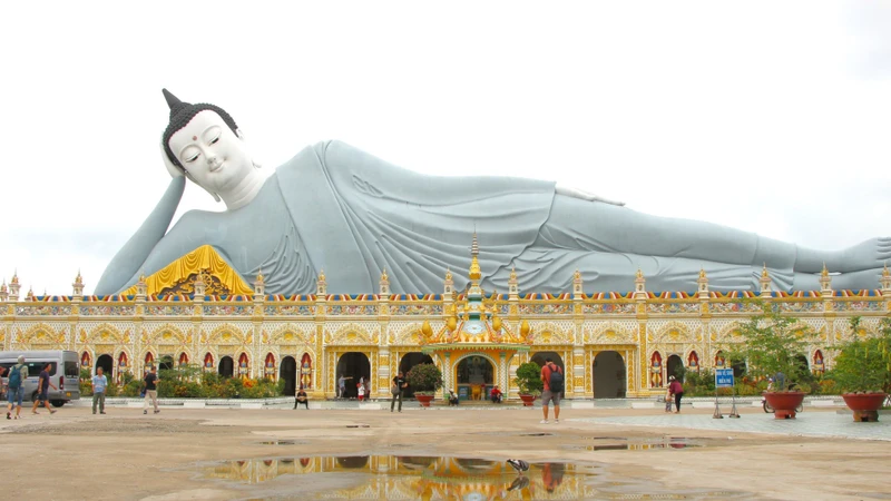 វត្តសំរោង ស្ថិតនៅក្នុងសង្កាត់ សុកត្រាំង ទីក្រុង កឹនធើ ដែលមានព្រះពុទ្ធបដិមាប្រវែង ៦៣ ម៉ែត្រ និងកម្ពស់ ២២,៥ ម៉េត្រ អមដោយជើងទម្រខាងក្រោមដែលសរុបមានកម្ពស់ពីដី ២៨ ម៉ែត្រ។