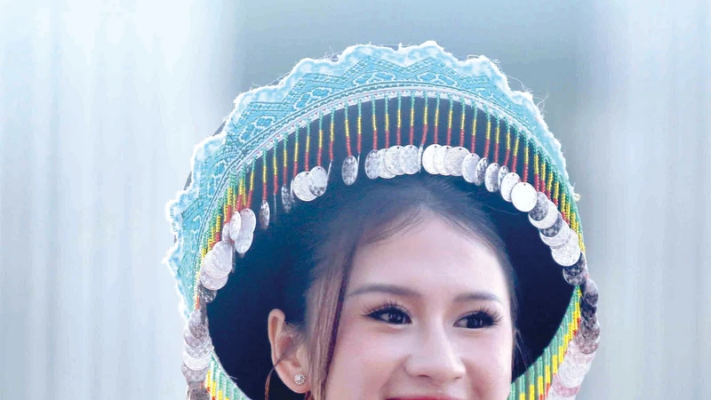 បេក្ខនារីចូលរួមផ្នែកប្រលងបង្ហាញម៉ូដសម្លៀកបំពាក់អាវជនជាតិ។ រូបថត៖ ក្វាងគ្វៀត