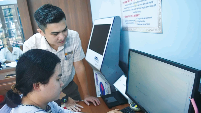 ក្រុមបច្ចេកវិទ្យាឌីជីថលសហគមន៍និគមហ្វេ សង្កាត់អ៊ាកាវ ខេត្តដាក់ឡាក់ចុះទៅដល់ផ្ទះប្រជាជនណែនាំប្រើប្រាស់សេវាសាកម្មសាធារណៈ។