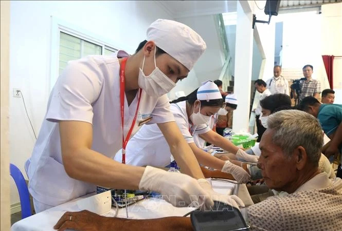 គ្រូពេទ្យ វេជ្ជបណ្ឌិត ពិនិត្យ និងពិគ្រោះសុខភាពជូនប្រជាជនដែលចូលរួមក្នុងកម្មវិធី
